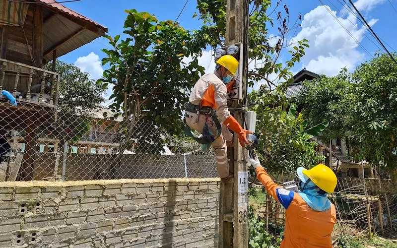 Công nhân Công ty Điện lực Điện Biên bảo dưỡng công-tơ theo đề nghị của khách hàng.