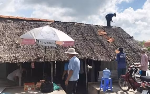 Người dân di dời nhà cửa ra khỏi khu vực sạt lở.