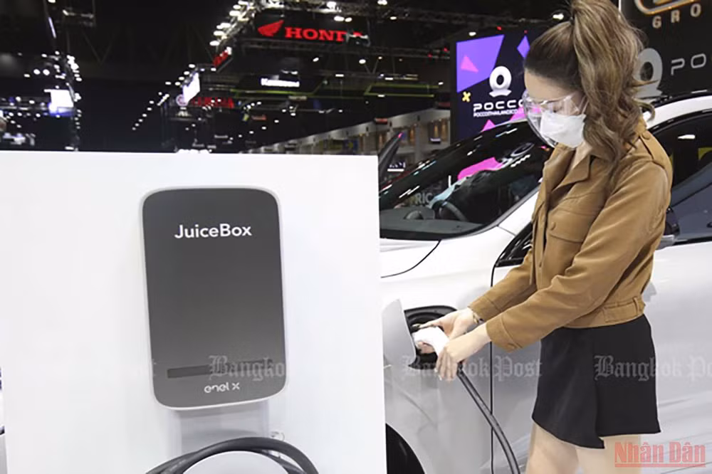 Một chiếc ô tô điện được kết nối với trạm sạc tại triển lãm Motor Expo 2021 ở Thủ đô Bangkok, Thái Lan (Ảnh: Bangkok Post)