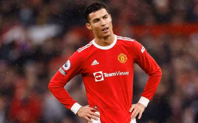 Ronaldo thất vọng sau trận hòa 1-1 của MU trước Southampton. (Ảnh: stadiumastro)