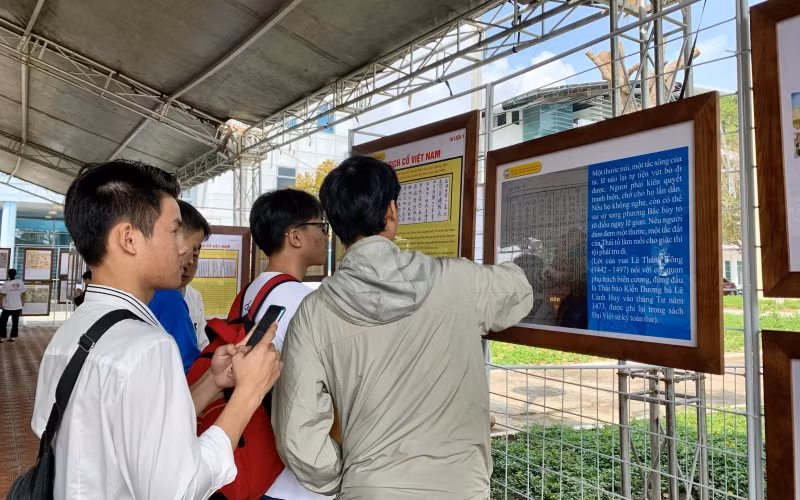 Sinh viên Đại học Đà Nẵng tham quan hiện vật và trải nghiệm ứng dụng công nghệ tại triển lãm.