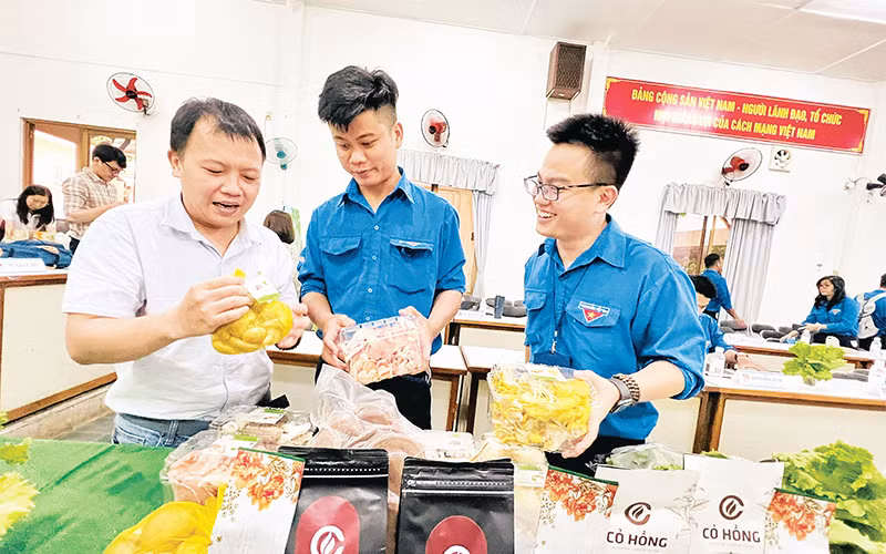 Ðại diện Công ty TNHH Thương mại Dịch vụ thực phẩm Vị Việt Ngon giới thiệu về các sản phẩm nông nghiệp của công ty với các đoàn viên, thanh niên. 