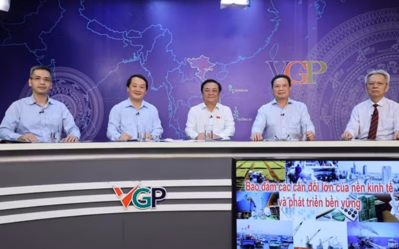 Tọa đàm trực tuyến với chủ đề "Bảo đảm các cân đối lớn của nền kinh tế và phát triển bền vững".