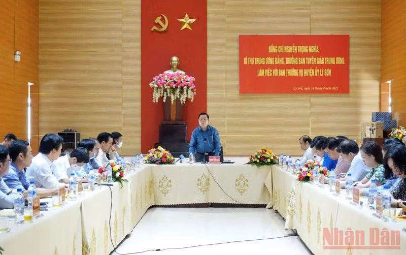 Đồng chí Nguyễn Trọng Nghĩa làm việc với Ban Thường vụ Huyện ủy Lý Sơn (Quảng Ngãi).