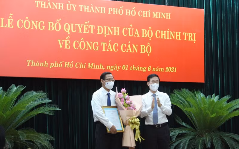 Đồng chí Võ Văn Thưởng, Ủy viên Bộ Chính trị, Thường trực Ban Bí thư trao quyết định cho đồng chí Phan Văn Mãi.