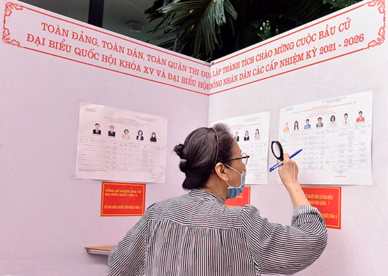 Cử tri Hà Nội lựa chọn những người tiêu biểu bầu đại biểu Quốc hội và đại biểu HĐND các cấp.