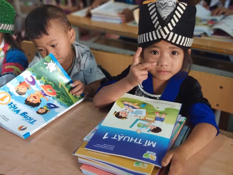 Học sinh Trường tiểu học Nậm Cắn (Kỳ Sơn, Nghệ An) nhận SGK mới do Nhà xuất bản Giáo dục Việt Nam trao tặng (Ảnh: NXBGDVN)
