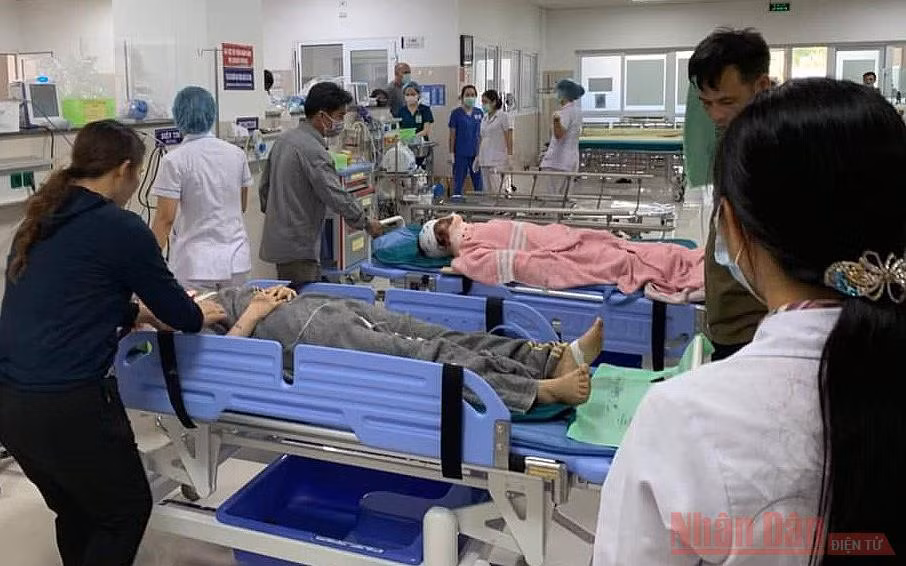 Cập nhật: Lật xe khách ở Quảng Bình, ít nhất 13 người tử vong -0