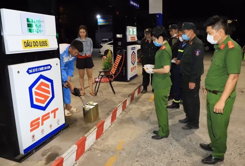 Triệt phá đường dây sản xuất xăng giả quy mô lớn ở phía nam -0