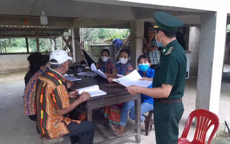Bộ đội Biên phòng Hà Tĩnh phối hợp các tổ chức đoàn thể tuyên truyền về ngày bầu cử tại bản Rào Tre, xã Hương Liên (Hương Khê).