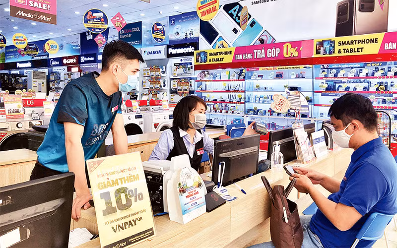 Nhiều doanh nghiệp áp dụng mức giảm giá, tặng quà khi khách hàng thanh toán không dùng tiền mặt.