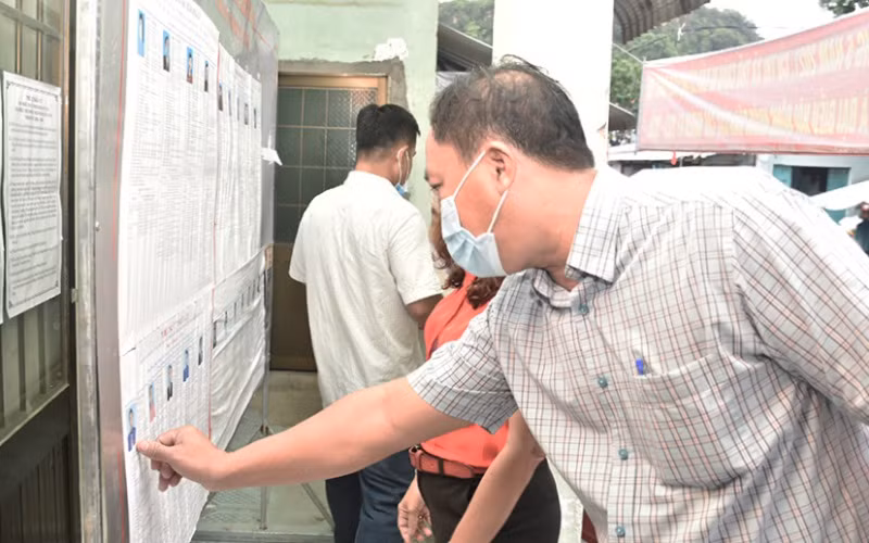 Cử tri xã Thổ Châu xem danh sách niêm yết ứng cử viên.