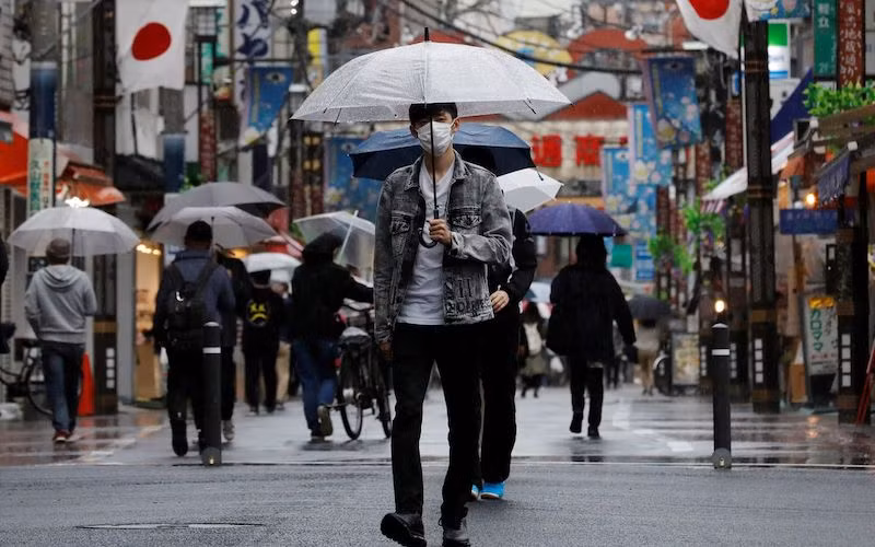 Một người đàn ông đeo khẩu trang đi bộ trên một con phố mua sắm, tại Tokyo, Nhật Bản, ngày 5/5/2021. (Ảnh: Reuters)