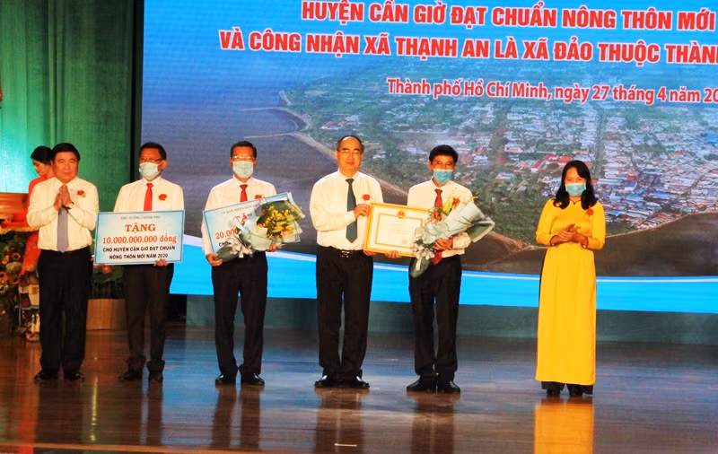 Trao quyết định của Thủ tướng Chính phủ công nhận huyện Cần Giờ đạt chuẩn nông thôn mới năm 2020.
