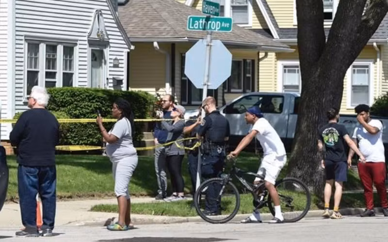 Lực lượng thực thi pháp luật Mỹ phong tỏa hiện trường vụ xả súng ở bang Wisconsin (Mỹ), ngày 2/6. (Ảnh: AP/TTXVN)