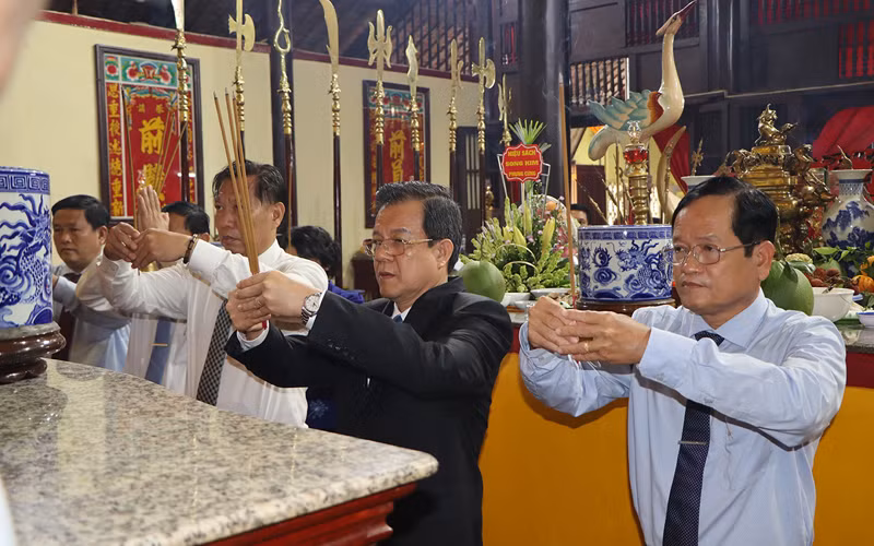 Đại diện lãnh đạo tỉnh An Giang dâng hương tưởng niệm kỷ niệm 193 năm ngày mất danh thần Thoại Ngọc Hầu