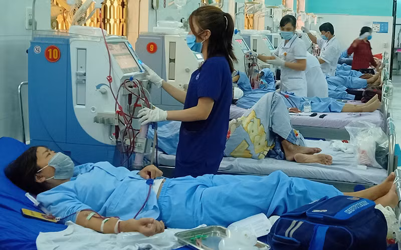Nhiều bệnh nhân trở lại chạy thận nhân tạo tại Bệnh viện đa khoa tỉnh Thái Bình sáng 5/11.
