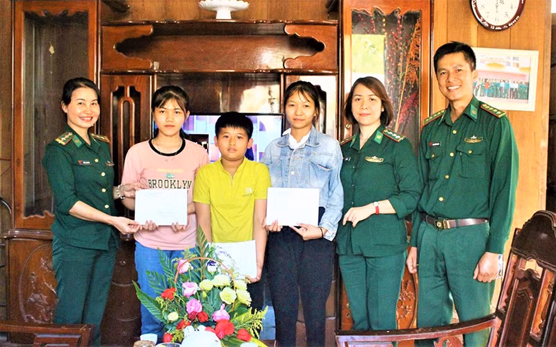Hỗ trợ nhà trường và học sinh khó khăn ở khu vực biên giới Đắk Lắk