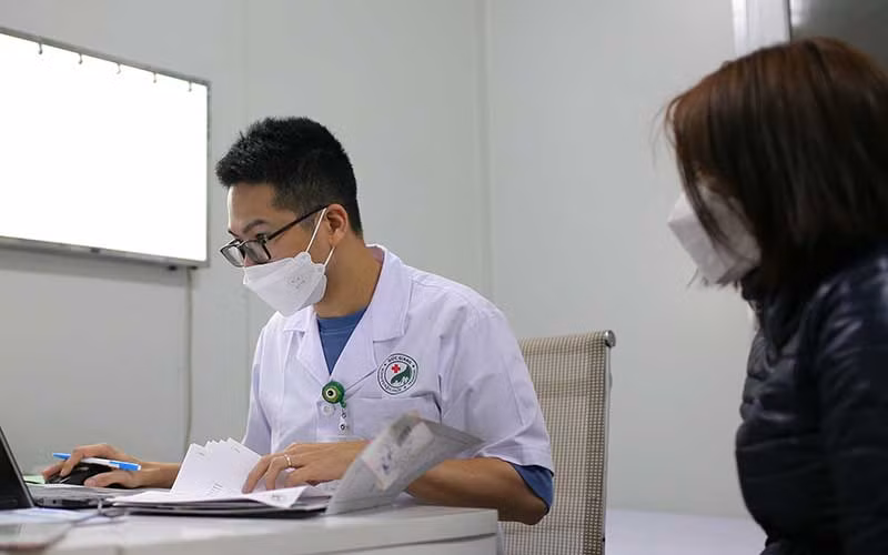 Bác sĩ khám cho bệnh nhân sau khi nhiễm Covid-19.