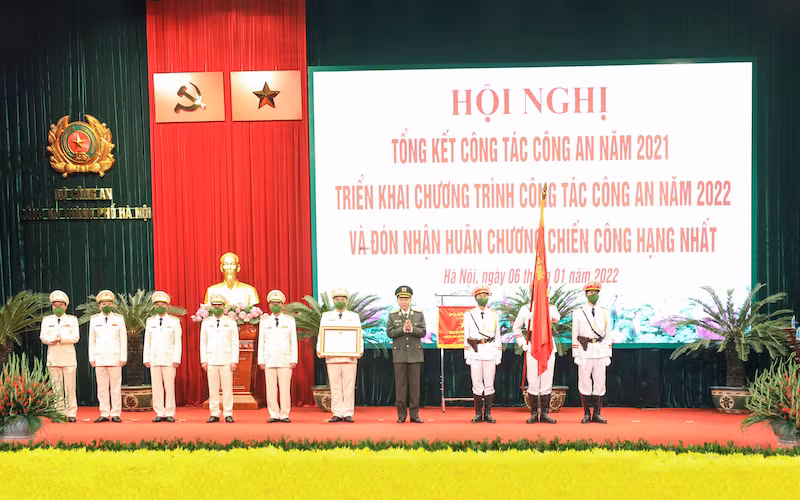 Thừa ủy quyền của Chủ tịch nước, Bộ trưởng Công an Tô Lâm trao Huân chương Chiến công hạng Nhất tặng Công an thành phố Hà Nội.