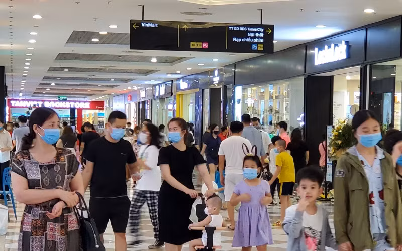 Các trung tâm thương mại sôi động vào dịp cuối tuần.