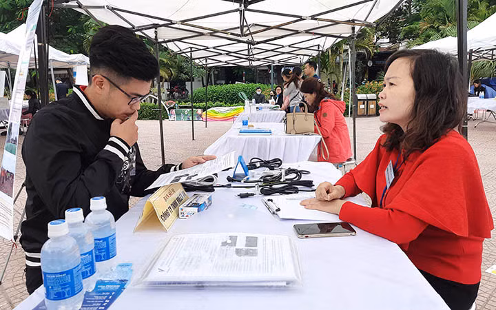 Phiên giao dịch việc làm lưu động tại quận Tây Hồ, Hà Nội.