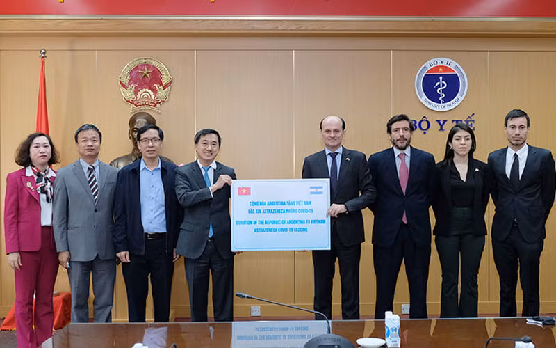 Thứ trưởng Trần Văn Thuấn tiếp nhận vaccine do Chính phủ Argentina trao tặng. (Ảnh: TRẦN MINH)