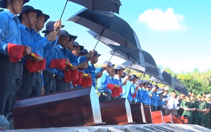 Cải táng 54 hài cốt liệt sĩ quân tình nguyện và chuyên gia Việt Nam -0