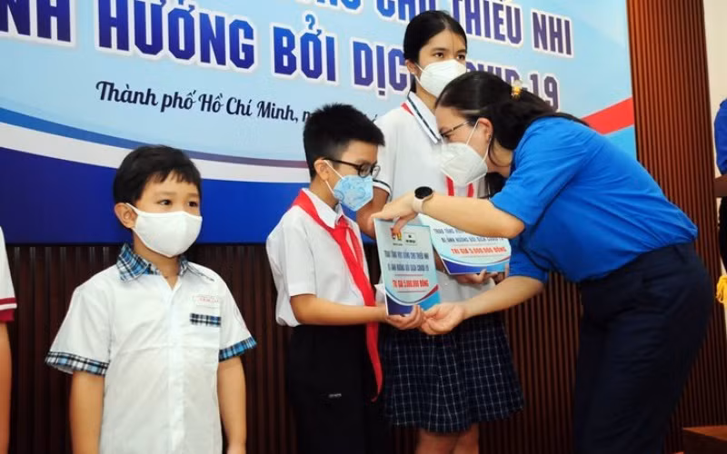 Trao học bổng cho các em học sinh gặp khó khăn trong đại dịch Covid-19.