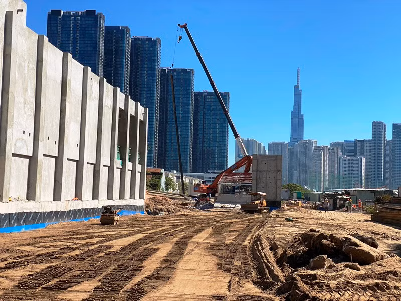 Phần bên trên nhà ga đang được hoàn thiện nền hạ.