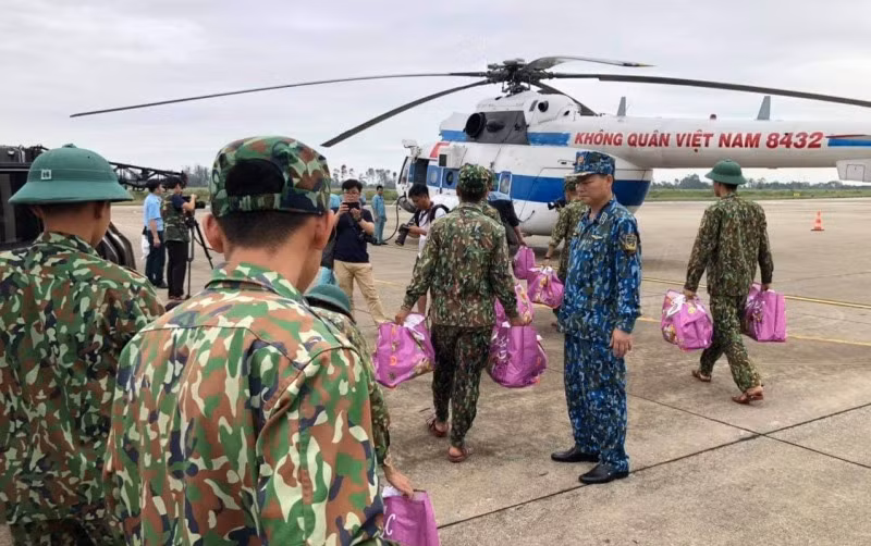Trực thăng chuyển lương thực đến Thủy điện A Lin 2.