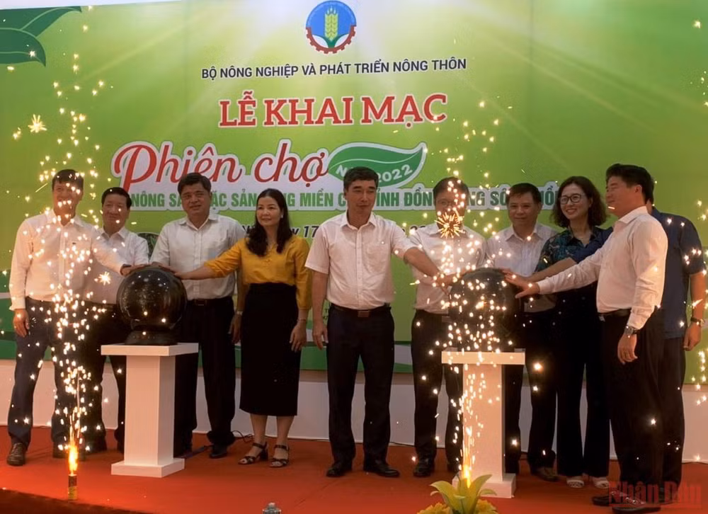 Các đại biểu ấn nút khai mạc Phiên chợ nông sản, đặc sản vùng miền các tỉnh đồng bằng sông Hồng năm 2022 . (Ảnh: THANH TRÀ)