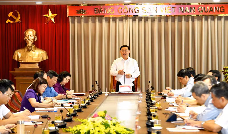 Đồng chí Vương Đình Huệ, Ủy viên Bộ Chính trị, Bí thư Thành ủy Hà Nội phát biểu ý kiến tại hội nghị.