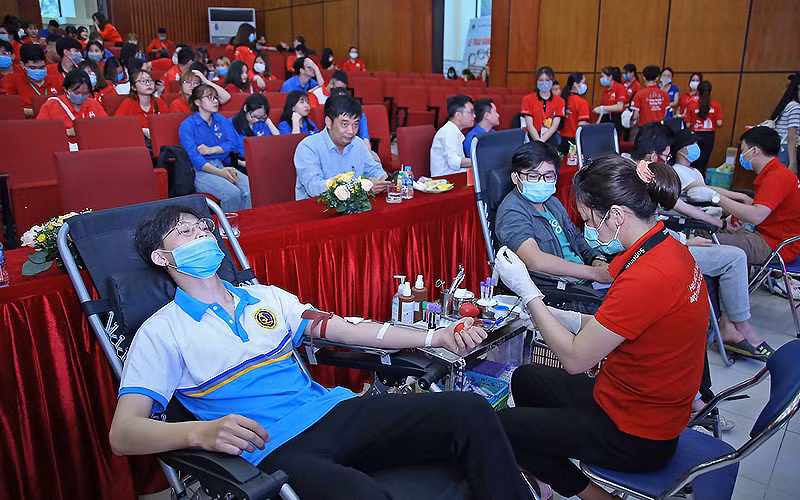 Các bạn trẻ tham gia hiến máu cứu người tại Ngày hội.