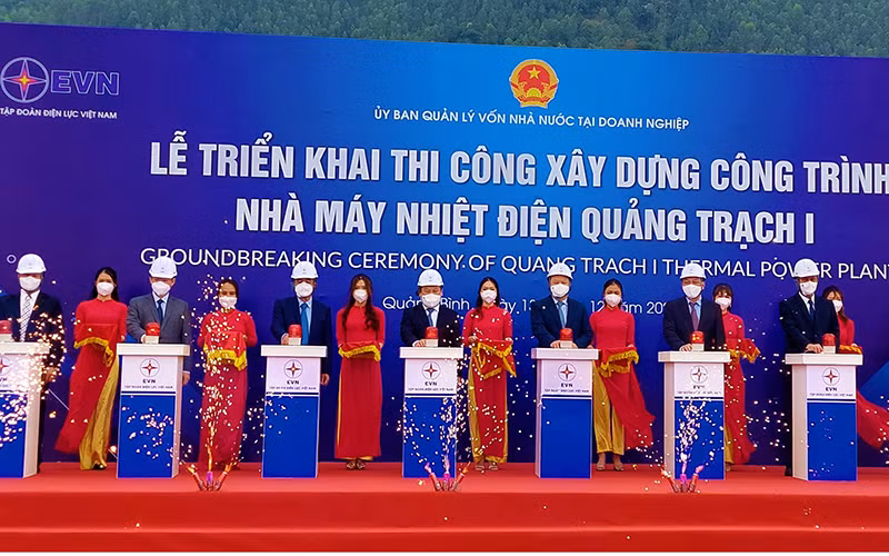 Các đại biểu thực hiện nghi thức triển khai xây dựng công trình. 
