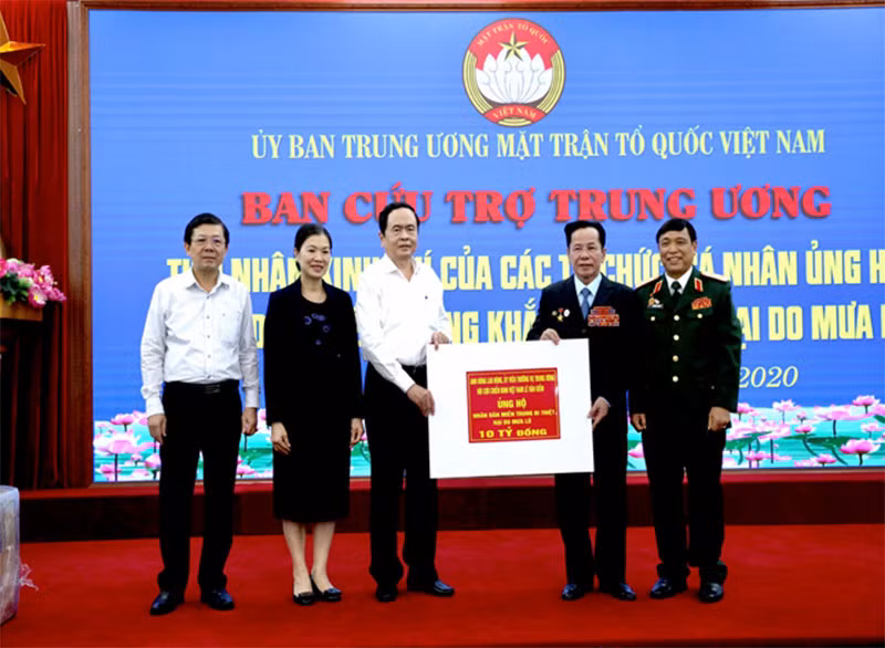 Anh hùng Lao động Lê Văn Kiểm và gia đình ủng hộ 31,8 tỷ đồng cho người nghèo và người dân bị bão lũ