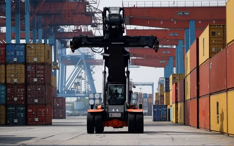 Bốc dỡ container tại cảng Tanjung Priok, Jakarta, Indonesia. (Ảnh: Reuters)