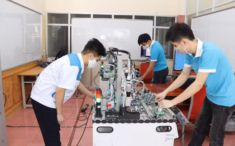 Giờ thực hành tại Trường Cao đẳng Cơ điện Hà Nội.