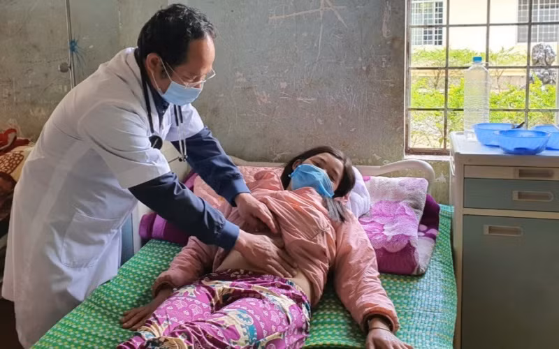 Giám đốc Trung tâm Y tế huyện Kon Plông Đặng Văn Điền thăm khám cho bệnh nhân trong chùm ca bệnh ngộ độc thực phẩm, nhiễm Clostridium Botulinum sinh độc tố typ E.