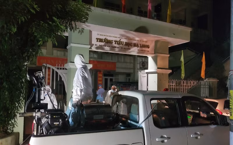 Lực lượng y tế phun thuốc khử khuẩn khu vực liên quan đến ca dương tính với Covid-19 tại Trường tiểu học Hạ Long.