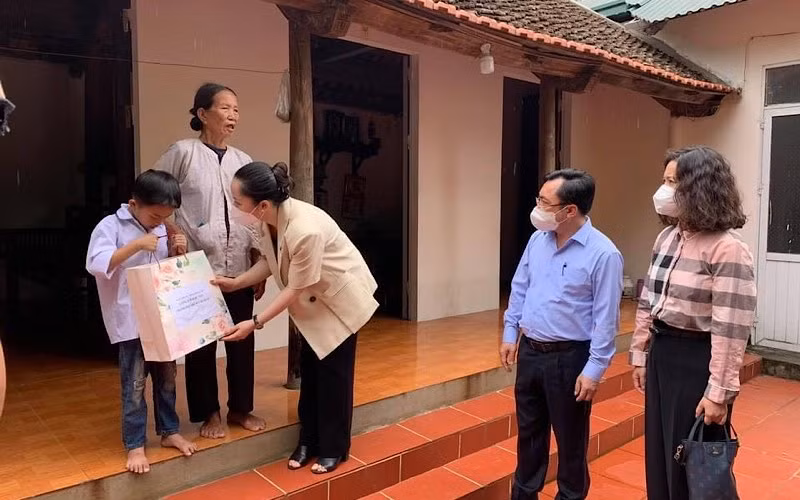 Trao thiết bị học tập tới các em nhỏ ở huyện Thạch Thất.
