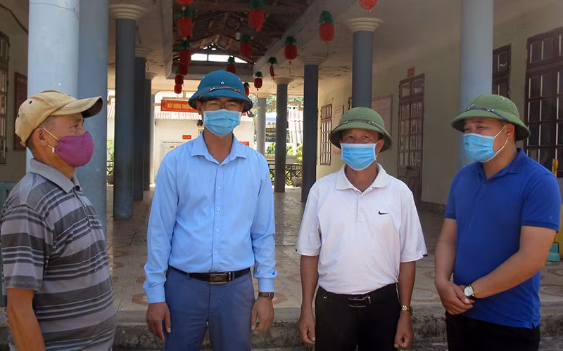 Ông Lò Văn Phới (thứ hai từ trái qua) đã hiến hơn 4.300 m2 đất để xây dựng trường học, làm đường giao thông. 