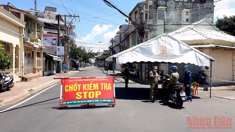 Chốt kiểm soát phòng, chống dịch Covid-19 trên đường Trần Phú, phường Đức Nghĩa, TP Phan Thiết (Bình Thuận) Ảnh: ĐÌNH CHÂU