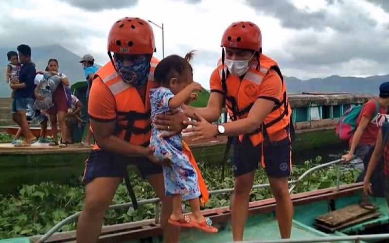 Lực lượng bảo vệ bờ biển Philippines sơ tán người dân ở tỉnh Camarines Sur. (Nguồn: TTXVN/AP)