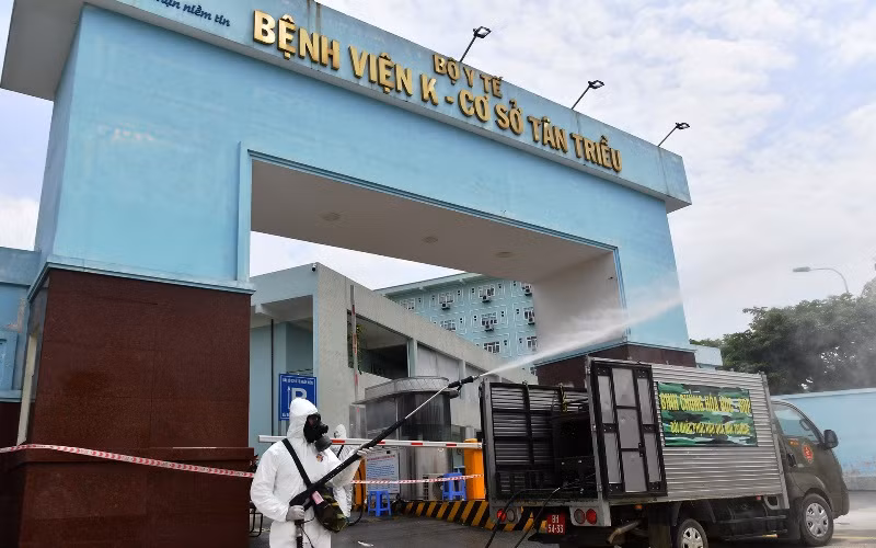 Phun khử khuẩn tiêu độc tại Bệnh viện K cơ sở Tân Triều, huyện Thanh Trì. (Ảnh: DUY LINH)
