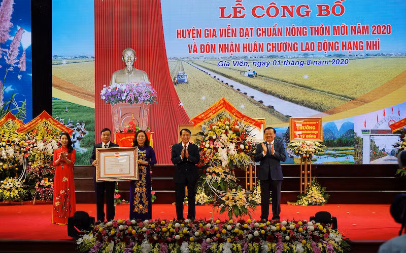 Đồng chí Đinh Tiến Dũng trao tặng Huân chương Lao động hạng Nhì cho lãnh đạo huyện Gia Viễn.