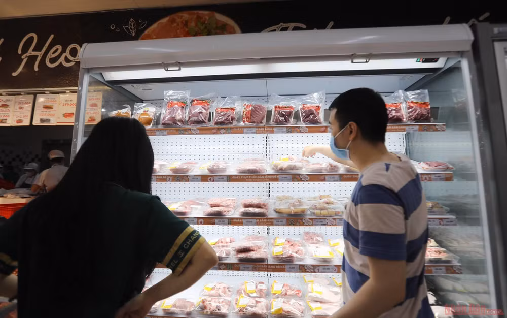 Hà Nội: Hàng hóa siêu thị dồi dào, chợ dân sinh không thiếu hàng tươi sống -0