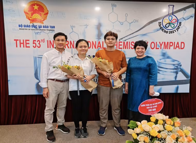Hai học sinh Nguyễn Lê Thảo Anh, Nguyễn Duy Anh, cùng thầy cô Trường THPT chuyên Hà Nội - Amsterdam