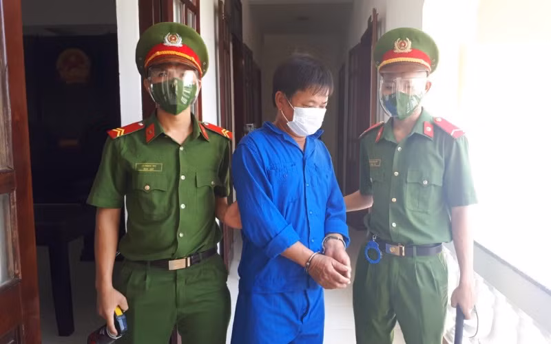 Bị cáo Phan Văn Thống bị phạt tù do chống người thi hành công vụ khi kiểm tra công tác phòng, chống dịch Covid-19.