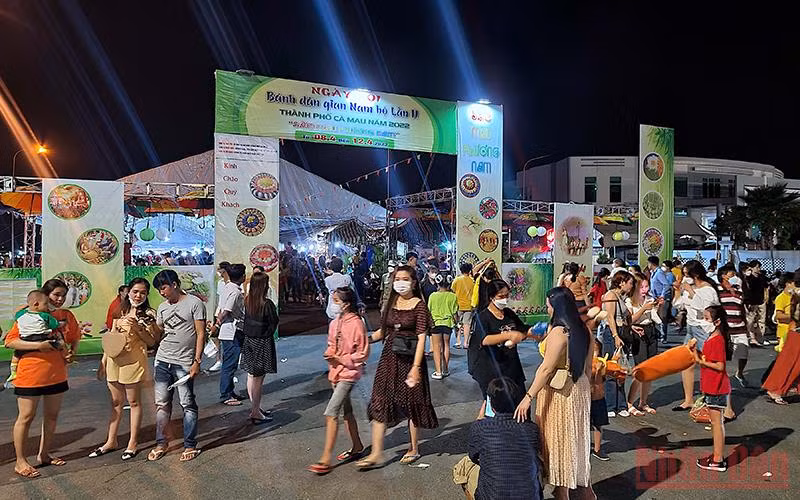 Đông đảo du khách đến tham gia Ngày hội Bánh dân gian Nam Bộ tại Cà Mau.